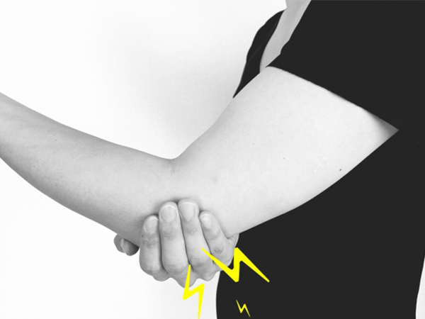 肘に痛みが走っている画像