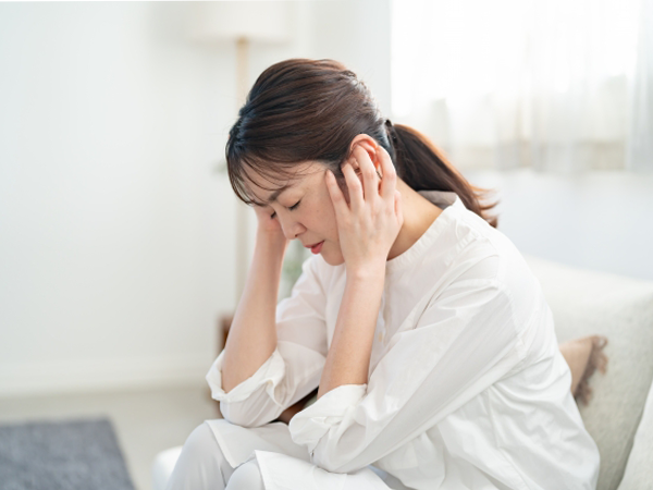頭痛の女性の画像