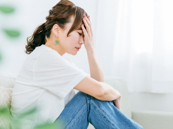 頭痛で悩む女性の画像
