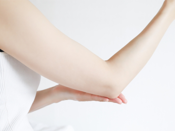 肘を押さえている画像