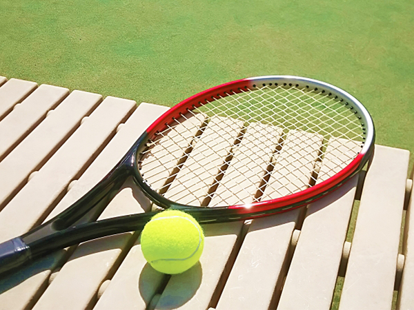 テニスのラケットとボールの画像