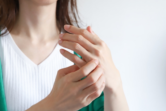 手の痺れ　女性