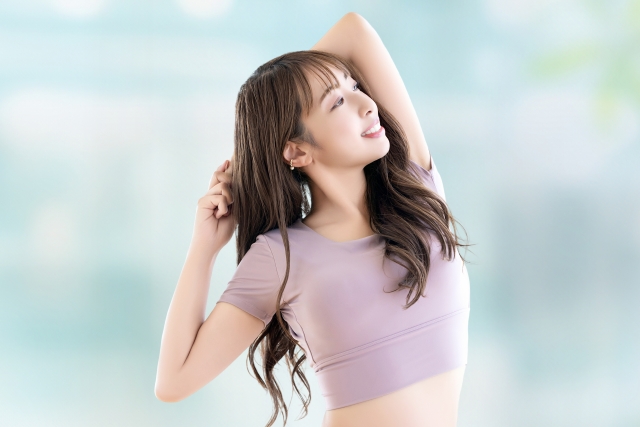 ストレッチしている女性