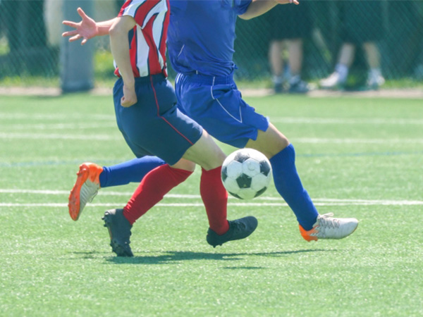 サッカーをしている少年