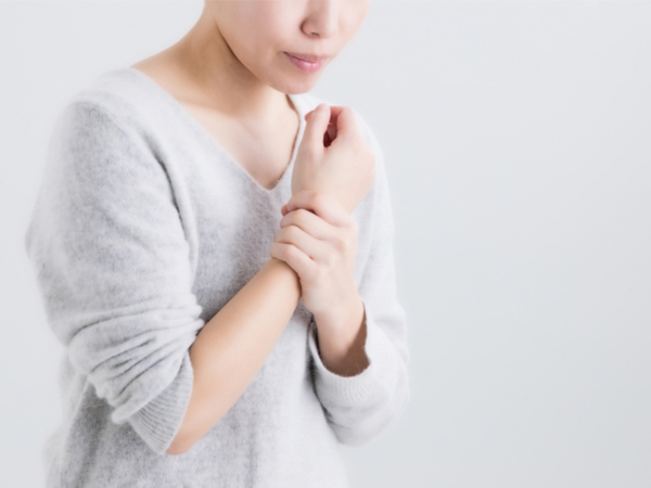 手首が痛い女性の画像