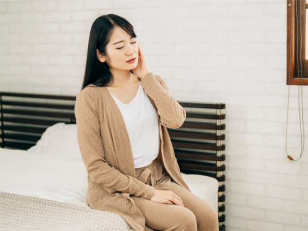 首を寝違えた女性の画像