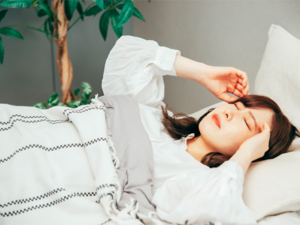 眠れない女性の画像