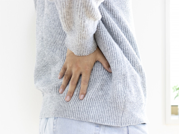 腰を押さえている男性