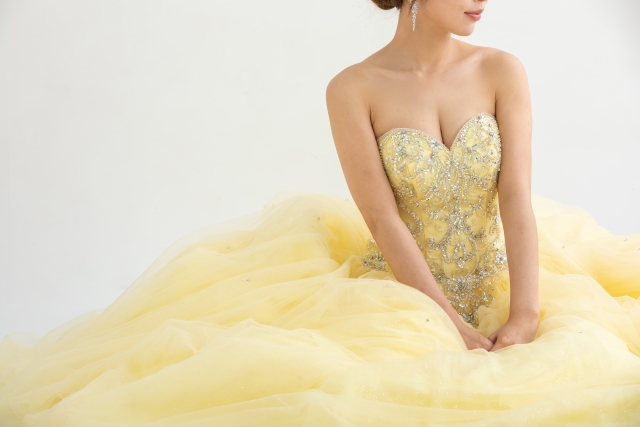 ウエディングドレス着た女性