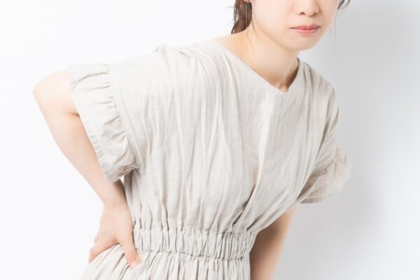 腰が痛い 若い女性